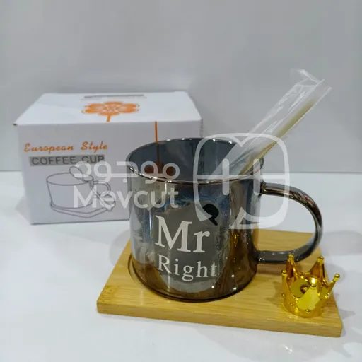 كوب قهوة أنيق “Mr. Right” مع قاعدة خشبية وتاج ذهبي فاخر