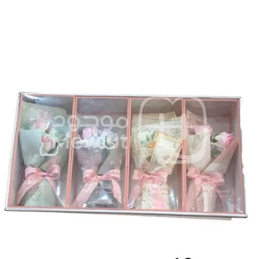 باقة ورد مغلفة بأقمشة وأشرطة حريرية