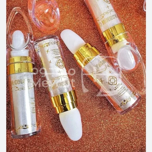 هايلايتر سائل بتركيبة لامعة ضمن عبوة شفافة أنيقة