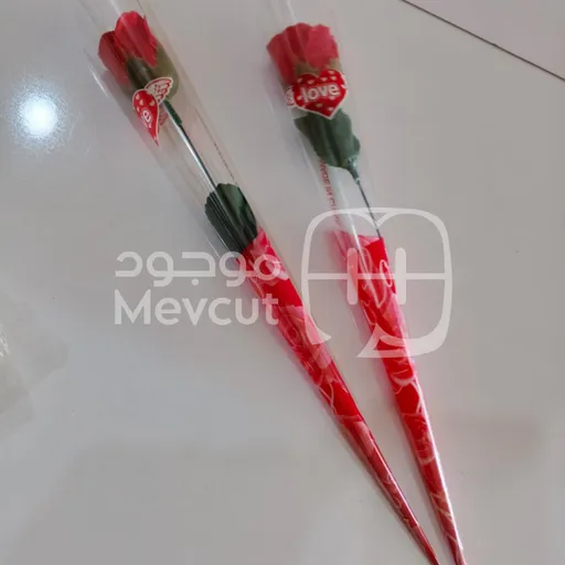 وردة صناعية مغلّفة بشكل فردي