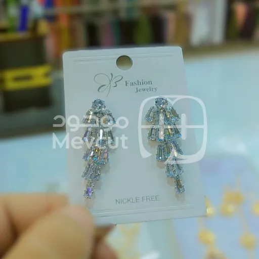 حلق بتصميم متدلي (dangle earrings)