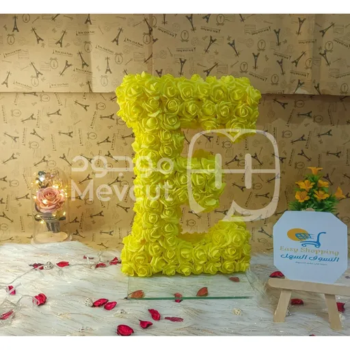 حرف من الورود مضاء