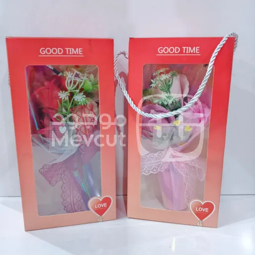 بوكيه ورد صناعي داخل علبة هدايا