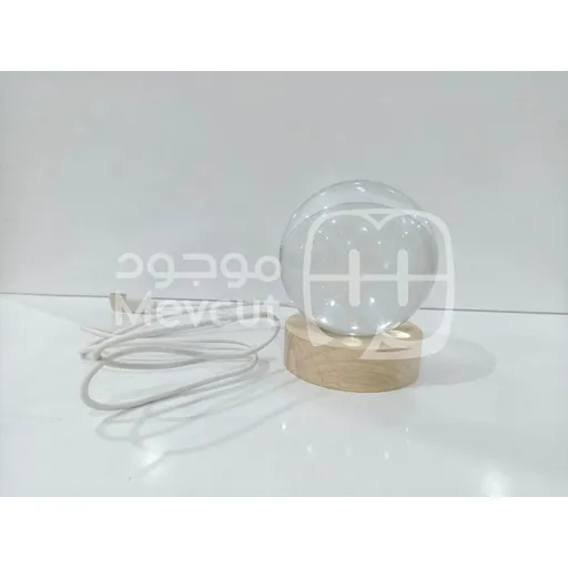 مصباح كروي كريستالي على قاعدة خشبية بإضاءة LED