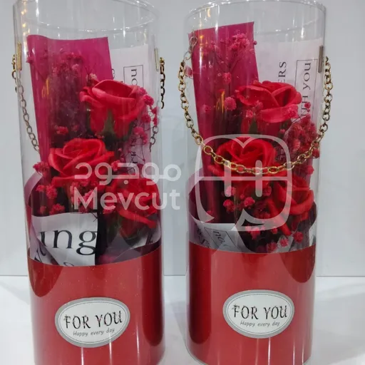 بكج ورد صناعي فاخر مع حافظة شفافة وسلسلة ذهبية