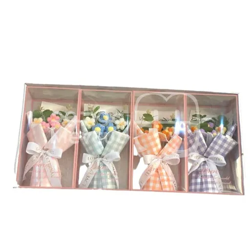 علبة هدايا أنيقة تحتوي على 4 باقات