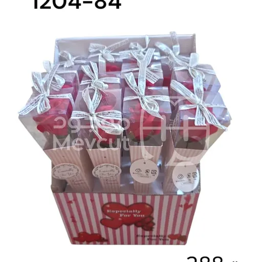 باقة ورود مغلّفة بتغليف أنيق