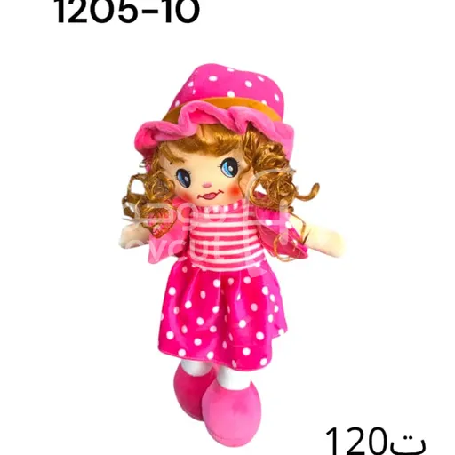 دمية جميلة بشعر بني فاتح مجعد وفستان وردي منقط