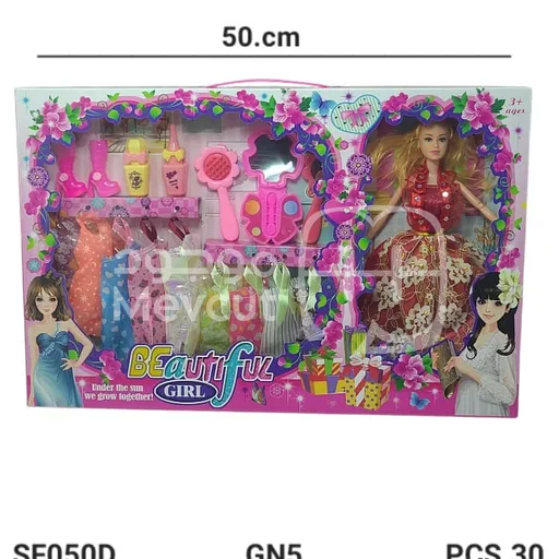 دمية تلبيس فاخرة مع مجموعة واسعة من الفساتين والإكسسوارات