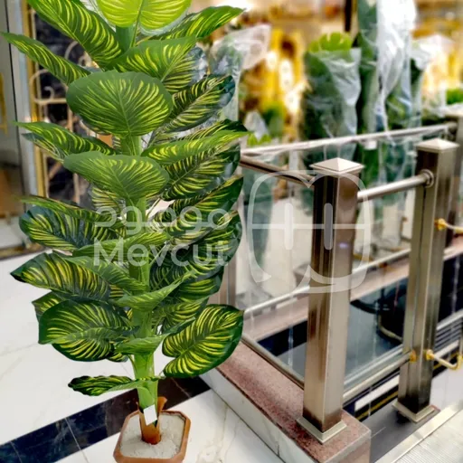 نبتة زينة صناعية ذات مظهر استوائي