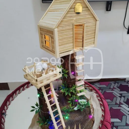 مجسّم فني جميل ومُتقن يمثل بيتاً خشبياً على شجرة