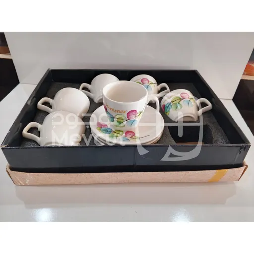 طقم فناجين قهوة صغير الحجم بتصميم عصري وألوان زاهية