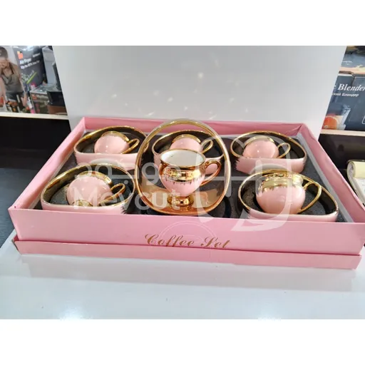 فناجين قهوة مع صحون