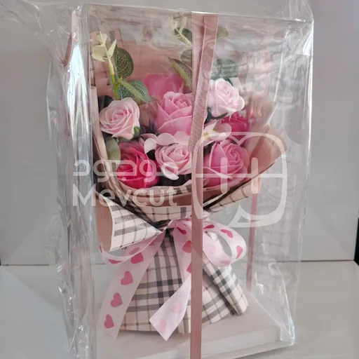باقة ورد صناعي داخل صندوق شفاف