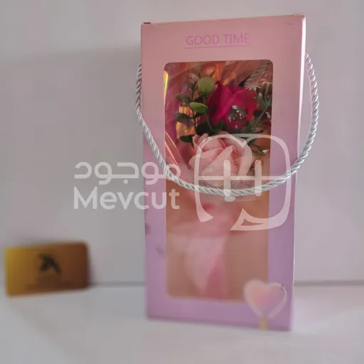 باقة ورد صناعي مغلفة بشكل أنيق ضمن علبة هدية