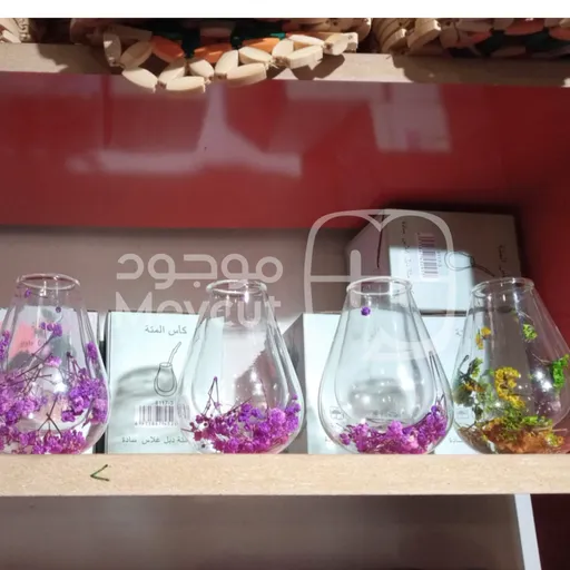 كأس زجاجي مزين بزهور مجففة