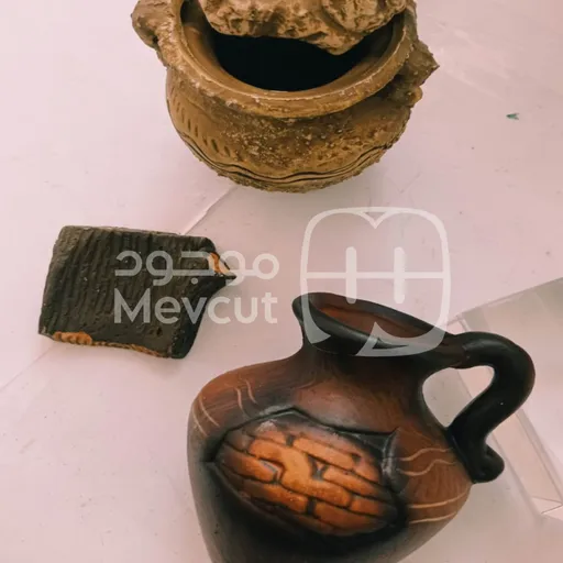 مجموعة من القطع الفخارية والتقليدية المتنوعة
