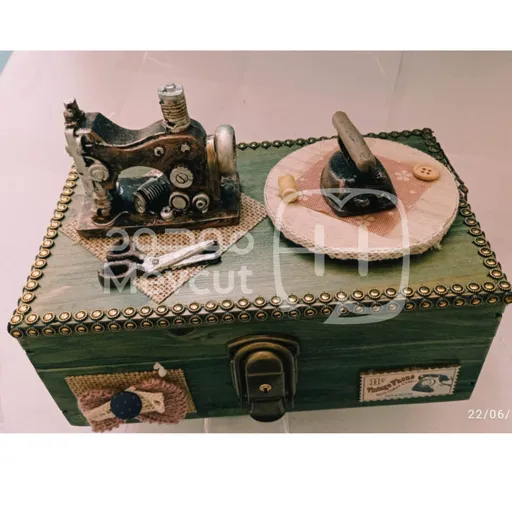 صندوق ديكور خشبي صغير الحجم مُصمم بأسلوب كلاسيكي