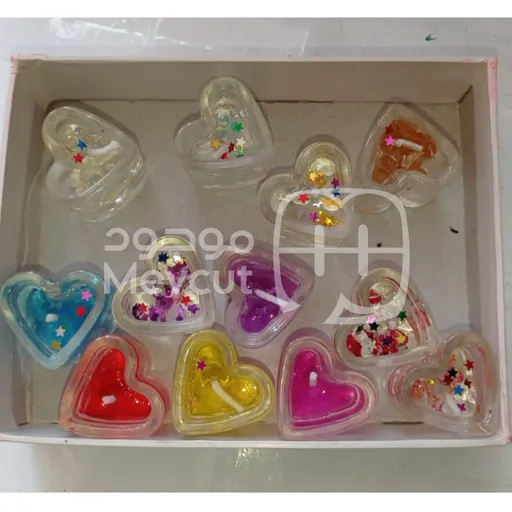 شموع زينة صغيرة داخل حاويات شفافة على شكل قلب