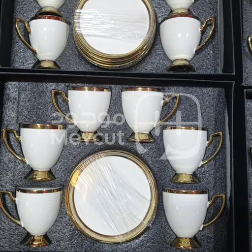 فناجين القهوة البيضاء ذات الحواف الذهبية