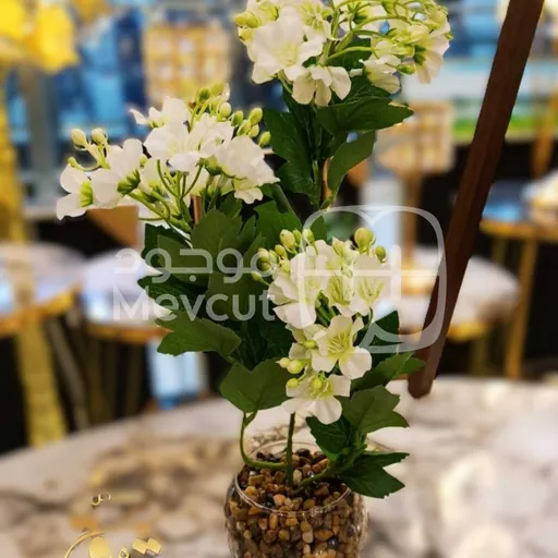 زهور صناعية بيضاء