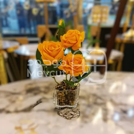 ورود صناعية باللون البرتقالي