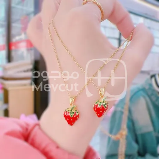 قلادة بتصميم على شكل فراولة