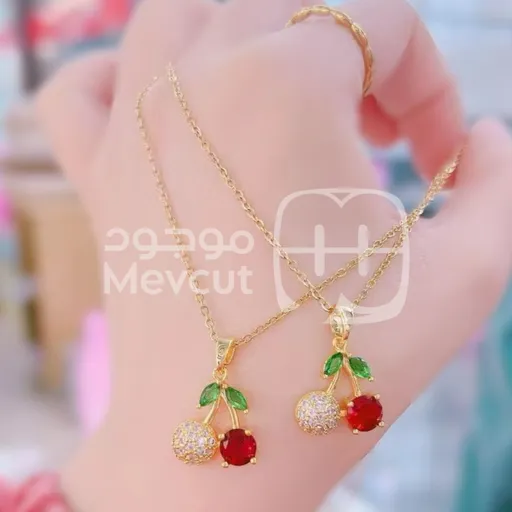 سنسال مع ميدالية مزدوجة على شكل حبتي كرز