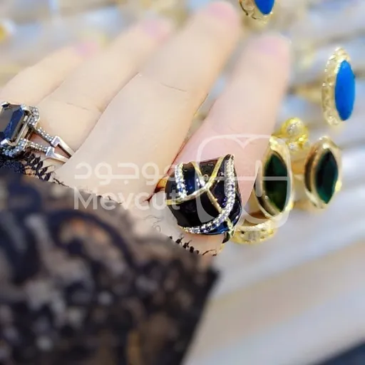 خاتم ذو تصميم كبير وبارز