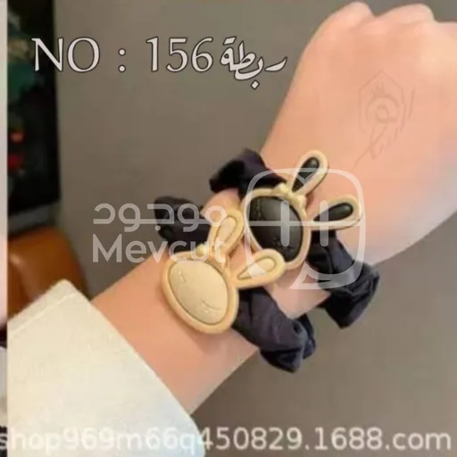 ربطة شعر من نوع "سكرانشي" (Scrunchie)