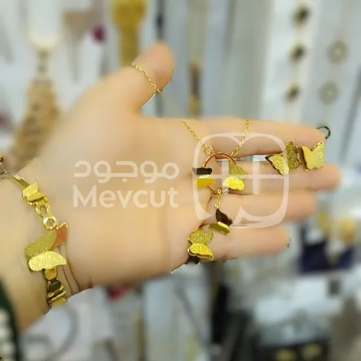 طقم مجوهرات بتصميم الفراشات باللون الذهبي