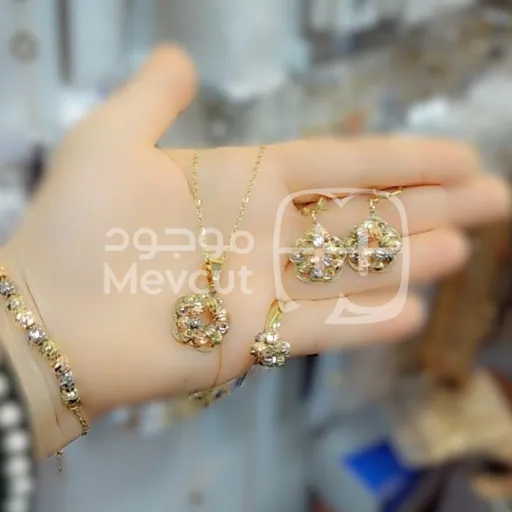 طقم فرفشة ذو تصميم كوري يتميز بالورود أو الزهور