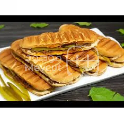 سجق مع جبنة